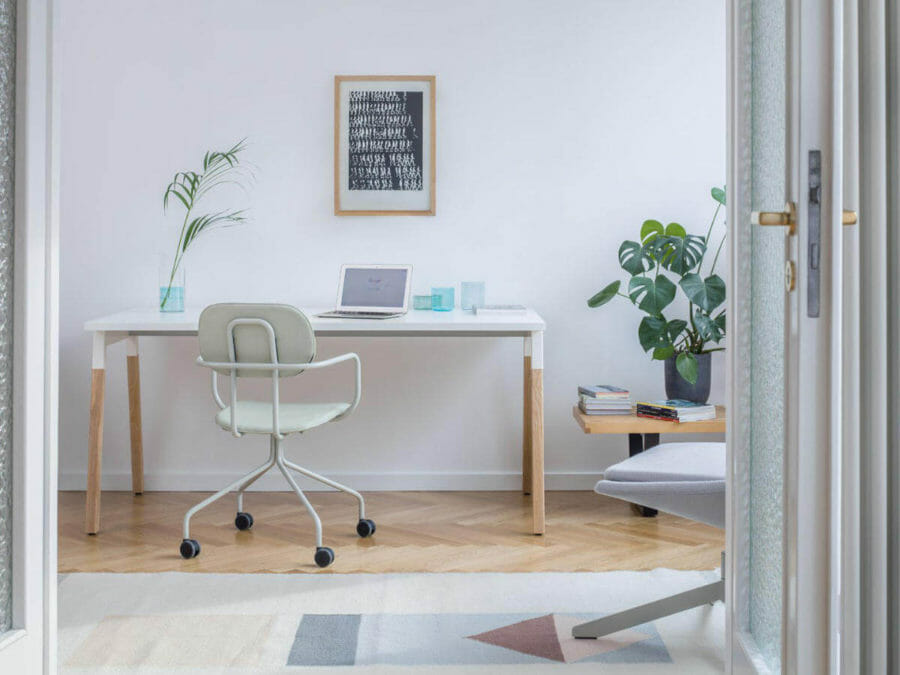 Silla operativa home office de diseño minimalista New school tela gris claro