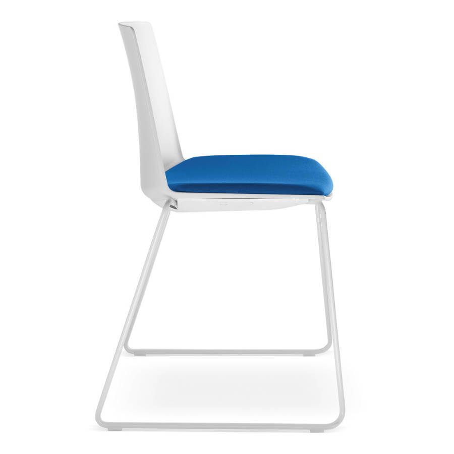 Silla auxiliar multifuncional de diseño, apilable de pata patin, Skyfresh plastico blanco tapizado azul